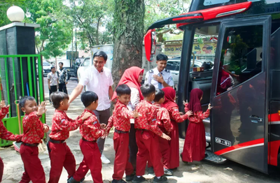 Bus Juragan 99 Trans Jadi Wahana Edukasi Keselamatan Lalu Lintas Usia Dini di SDN Buring