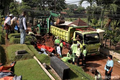 TPU Jeruk Purut Segera Ditangani Usai Tembok Roboh Akibat Tanah Longsor