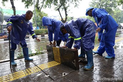 Personel Lintas OPD Sigap Tangani Genangan di Jakarta Selatan