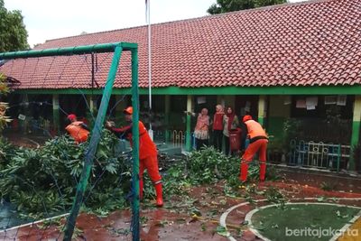 Pohon Tumbang di SDN Dukuh 04, Siswa Belajar Daring Sementara