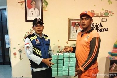 Sudinsos Jaksel Sigap Salurkan Bantuan untuk Warga Terdampak Genangan
