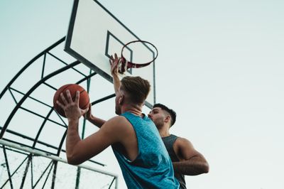111 Caption Bahasa Inggris Bermain Bola Basket, Singkat Lucu!