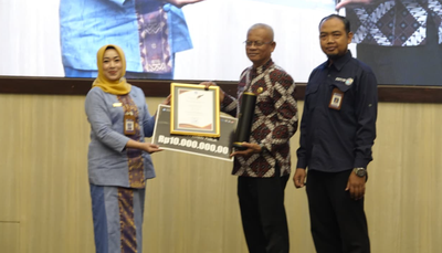 Sekda Garut Nurdin Yana Raih Penghargaan Kawistara 2025 dari Balai Bahasa Jawa Barat