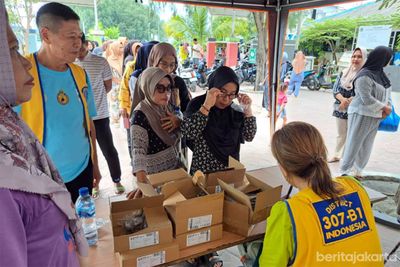Warga Pulau Kelapa Gembira Dapat Kacamata Gratis dan Edukasi Kesehatan Mata