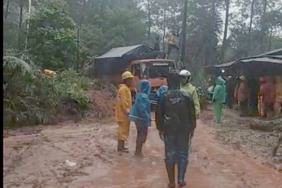 Longsor Tutup Jalan Raya Garut–Cisompet, Arus Lalu Lintas Sempat Terganggu