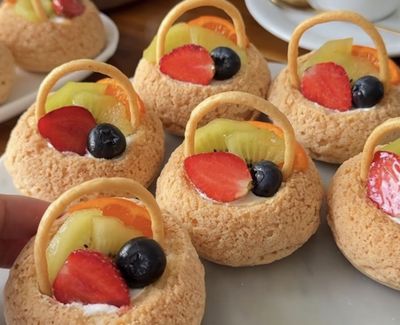 Bikin Sendiri Yuk! Resep Fruit Bucket Choux au Craqueline Kekinian, Dessert Sekelas Kafe