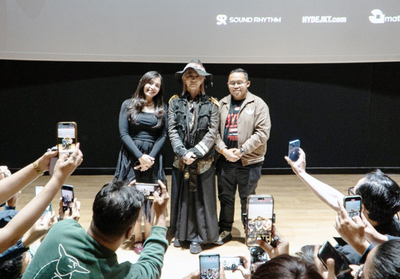 Sehari Sebelum Tampil Konser di Jakarta, HYDE Melokal dengan Batik dan Sebut Cinta Rendang