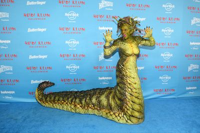 Heidi Klum Jadi Medusa di Pesta Halloween 2025, Habiskan 9 Jam di Kursi Makeup