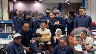 Momen Haru Bapak Ini Mendapat Kejutan Ultah Spesial dari Para Karyawan di Kantor
