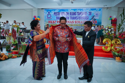 Dibalut Hangatnya Ulos, Rico Waas Ajak Jemaat HKBP Simalingkar Jaga Toleransi di Medan