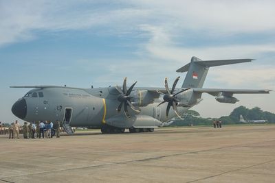 Pesawat Angkut Raksasa Airbus A400M Tiba di Indonesia, Disambut Tradisi TNI AU