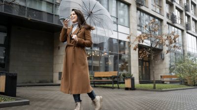 Gaya Stylish di Musim Hujan: Outfit yang Wajib Dicoba