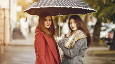 Tips Fashion Stylish untuk Musim Hujan di Indonesia