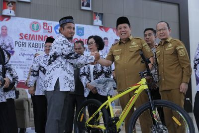 Peringati Hari Guru, Hidayat Arsani Keynote Speaker Seminar Pendidikan hingga Bagikan Hadiah Sepeda