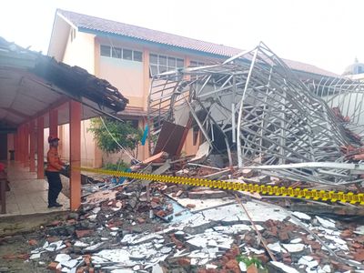 Sekolah di Gunung Putri Tertimpa Pohon, Puluhan Siswa Jadi Korban