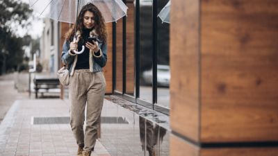 Tampil Stylish di Musim Hujan: Tips Fashion yang Tepat