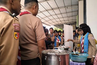 Mengintip Serunya Anggota Saka Widya Budaya Bakti Bikin Kue Dumalo di Peran Saka Nasional 2025