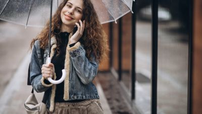 Gaya Kasual Anti Ribet Saat Hujan: Tampil Stylish Tanpa Khawatir Basah