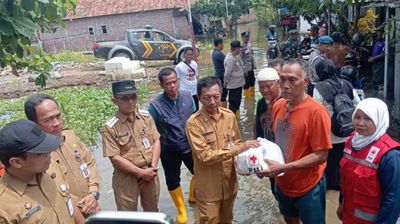 Banjir Sayung, Bupati Demak Salurkan Bantuan