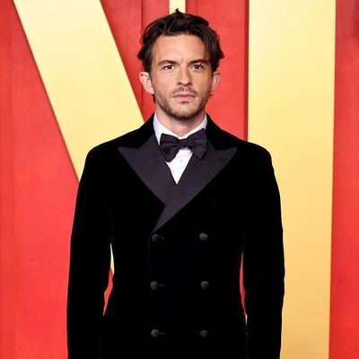 Jonathan Bailey Dinobatkan Sebagai Pria Terseksi Dunia 2025 versi People Magazine