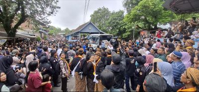Warga Panjatkan Doa di Makam Raja Imogiri, Ikatan Batin Leluhur Abdi Dalem Hingga Keikhlasan Tukang Ojek Warnai Takziah PB XIII