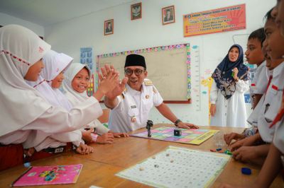 Bupati Maluku Tengah Ajak Mendikdasmen-Ketua Komisi X DPR RI Sapa Siswa Daerah 3T via Daring