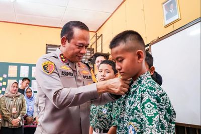 6 Siswa SD di Jaktim Didatangi Kapolda Metro usai Jujur Kembalikan HP yang Ditemukan
