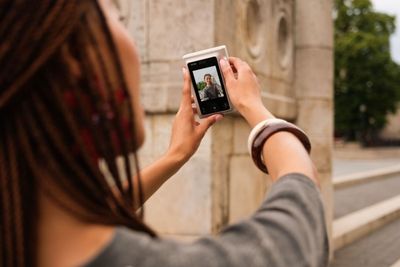 Fujifilm Luncurkan instax mini LiPlay+, Kamera Hybrid Selfie dengan Fitur Audio