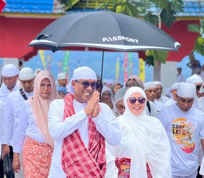 Bupati Ozan Bareng Istri Hadiri Pagelaran Budaya Ma atenu Pakapita Matasiri di Pelauw