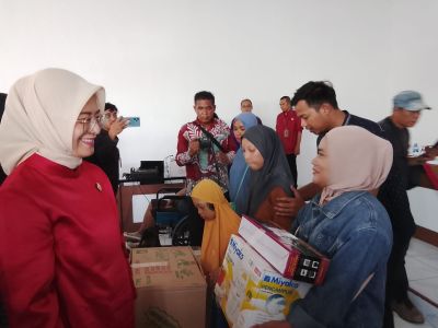 Wawako Pangkalpinang Dessy Ayutrisna Dampingi Penyaluran Bantuan Sosial Kemensos