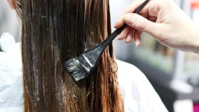 Risiko Kesehatan dari Pewarna dan Alat Pelurus Rambut: Pertimbangan Penting bagi Pengguna