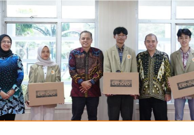 Mengharukan! Alumni FEB UGM Angkatan 1995 Serahkan 18 Laptop untuk Mahasiswa sebagai Fasilitas Belajar