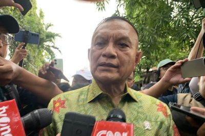 Wamenko Polkam Jenguk Korban Ledakan SMA 72 Jakut di Rumah Sakit