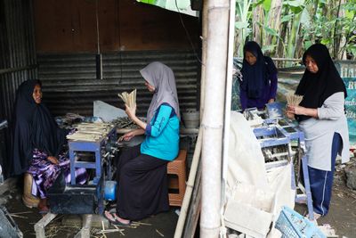 Efisiensi Waktu dan Biaya, Ujar Tutik Ariyani Setelah Desanya Mendapat Bantuan PLTS