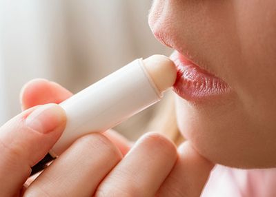 Bibir Tambah Kering Setelah Pakai Lip Balm? Ini Penyebab dan Cara Mengatasinya