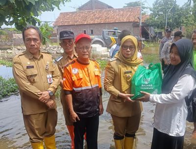 Bupati Demak Salurkan Bantuan Sembako untuk Warga Terdampak Banjir di Sayung