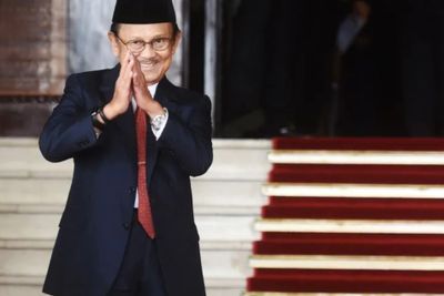 3 Langkah Cerdas B.J. Habibie Menstabilkan Ekonomi Indonesia di Tengah Krisis