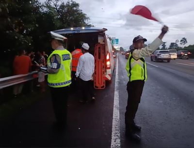 Jasad Pria Ditemukan di Tol Jagorawi Arah Bogor!