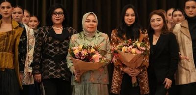 Tenun Sobi Julie Kaimuddin Jadi Sorotan Dunia Mode di Belanda