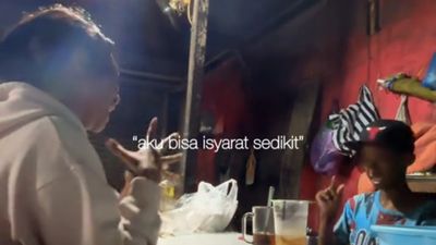 Momen Haru Cewek Ini Ajak Ngobrol Adik Tuli Pakai Bahasa Isyarat