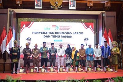 Wagub Aceh Serahkan Bungong Jaroe untuk Ahli Waris Pahlawan Nasional