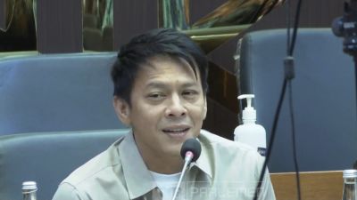 Ariel Noah Bernyanyi di Rapat DPR untuk Menghibur Anggota