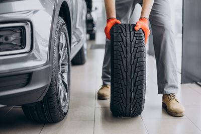Tertarik untuk Membeli Ban Mobil Bekas? Ini Cara Cek Kondisinya!