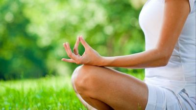 Yoga di Alam Terbuka: Manfaat dan Lokasi Terbaik di Indonesia