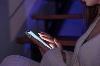 Digital Ageing: Bahaya Blue Light dari Layar HP bagi Kulit Kamu, Efeknya Lebih Seram dari Sinar Matahari!