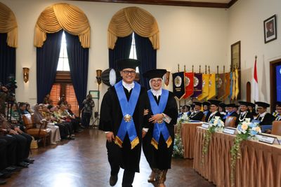 Pasangan Suami Istri Teknik Kimia UGM Dikukuhkan Guru Besar, Soroti Tantangan Energi dan Lingkungan