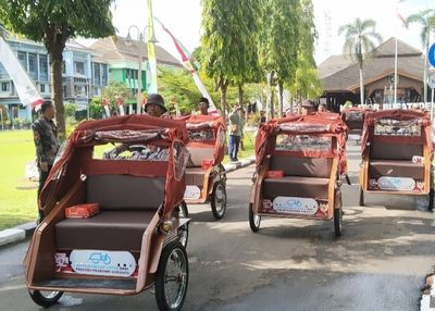 100 Pengayuh Becak di Demak Terima Bantuan Becak Listrik dari Presiden Prabowo