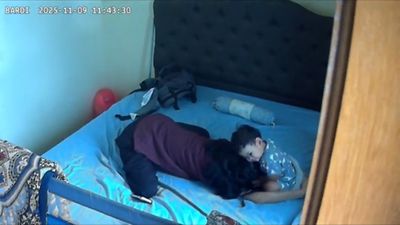 Momen Hangat Anak Kecil Ini Minta Dipeluk Baby Sitternya Saat Bangun Tidur