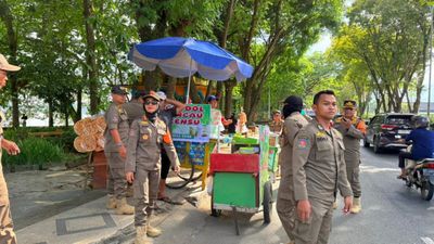 Abaikan Peringatan Berulang, PKL di Depan Islamic Center Samarinda Ditertibkan Satpol PP