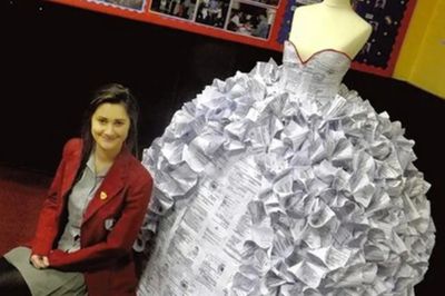Gadis 15 Tahun Bikin Gaun Pengantin dari 1.500 Lembar Surat Cerai, Pesannya Ngena Banget!